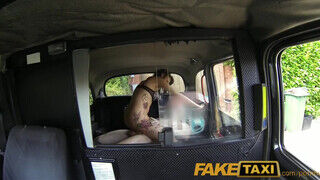 FakeTaxi -tetkós csaszi hatalmasat lovagol