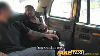 FakeTaxi - kopasz barna maca bazinagy popója megszexelve