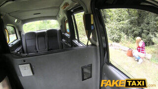 FakeTaxi óriás didkós szöszi kis csaj megkamatyolva